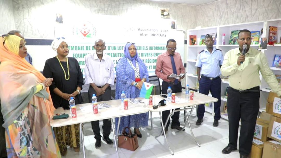 Le ministère de la Jeunesse et de la Culture offre un don de matériels et d’œuvres littéraires à la médiathèque d’Arta