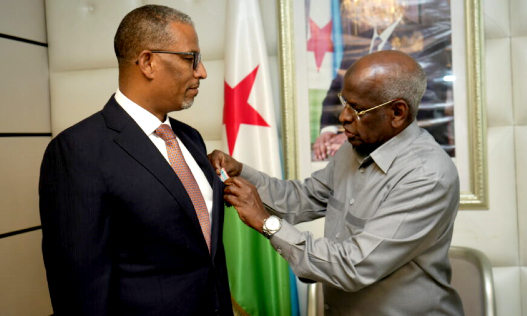 Le Premier ministre décore l’Ambassadeur d’Éthiopie SEM Berhanu Tsegaye au terme de sa mission diplomatique