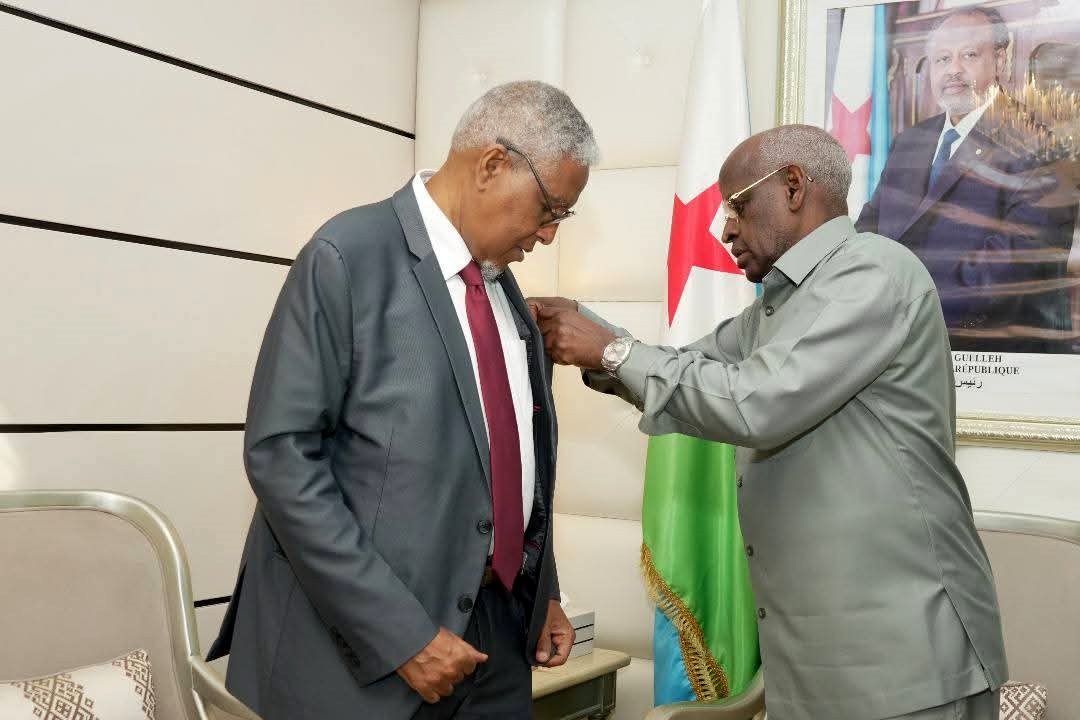 Le Premier ministre élève M. Omar Youssouf Ali au grade d’Officier dans l’Ordre National du 27 Juin