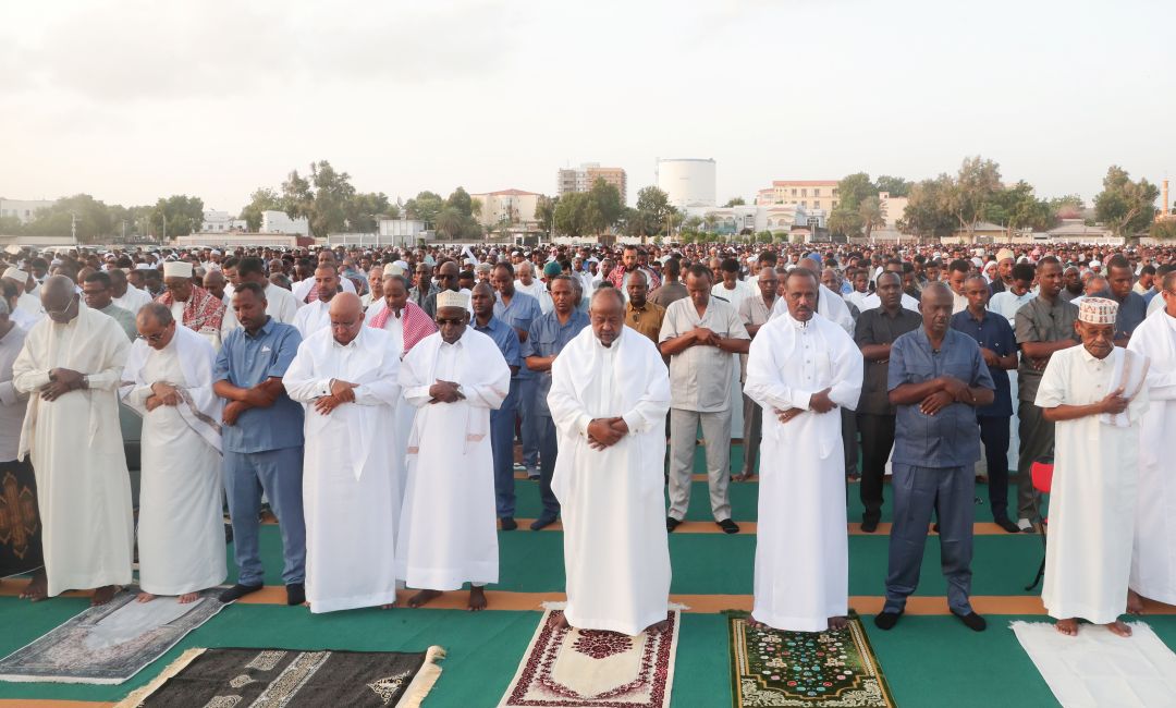 Le Président Guelleh prend part à la prière de l’Aid El-Fitr au milieu de ses compatriotes