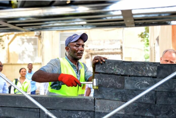 Des salles aux murs en plastique recyclé surgissent à Djibouti (1)