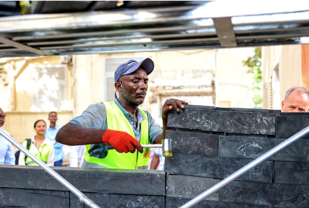 Recyclage des déchets plastiques en matériaux de constructions : Des salles aux murs en plastique recyclé surgissent à Djibouti
