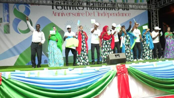 Le Premier ministre SEM AbdoulkaderKamil Mohamed au cur de la communion (2)