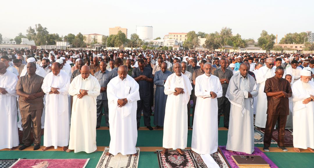 Le Président Guelleh s’acquitte de la prière de l’Aïd Al-Adha aux côtés de ses compatriotes