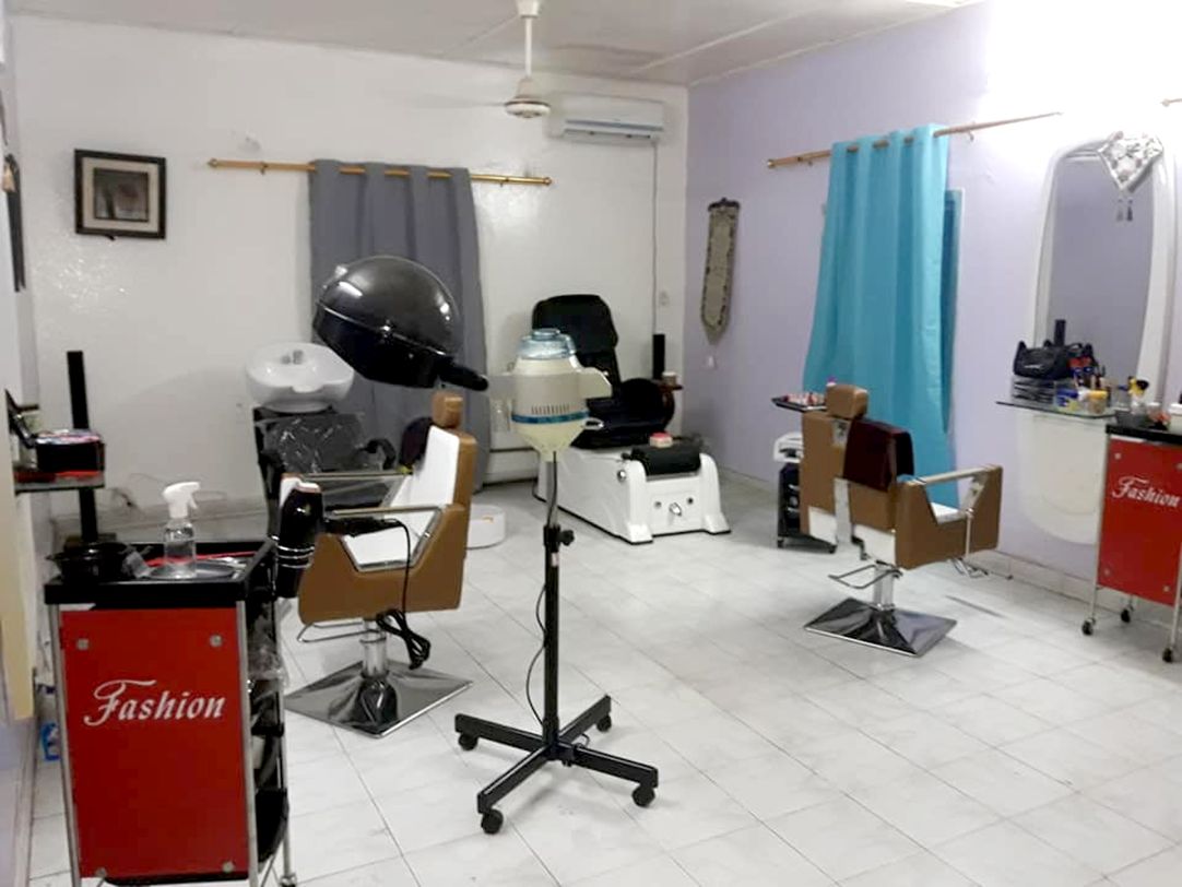 À Balbala, un petit salon de beauté devient un havre de confiance pour les femmes du quartier