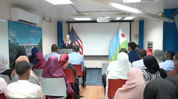 L’Ambassade Des États-Unis Célèbre La Cérémonie De Remise De Diplômes Du Programme (1)