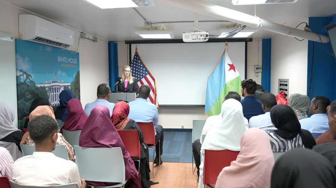 À l’American Corner, 55 jeunes Djiboutiens décrochent leur diplôme du programme « English for Success »