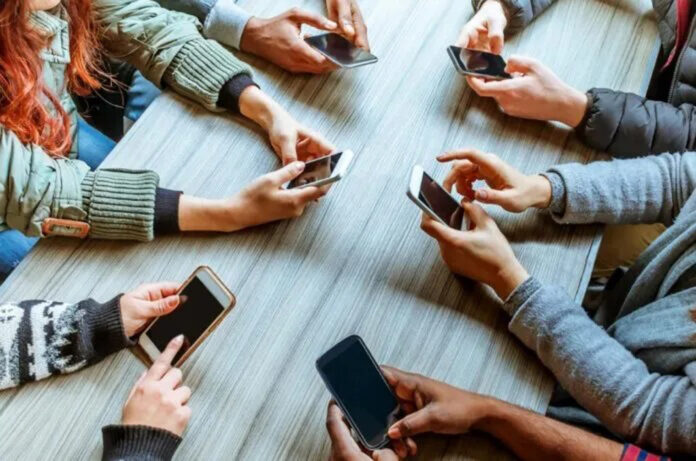 Jeunesse connectée quand les réseaux sociaux redessinent le quotidien