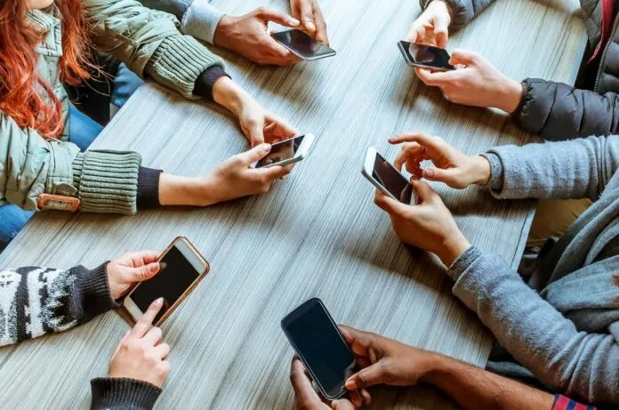 Jeunesse connectée : quand les réseaux sociaux redessinent le quotidien des jeunes Djiboutiens