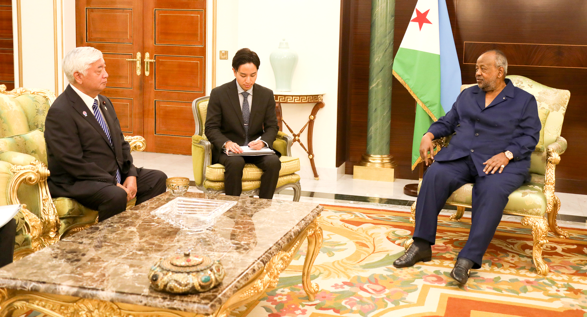 Le Président Ismail Omar Guelleh reçoit le Ministre japonais de la Défense