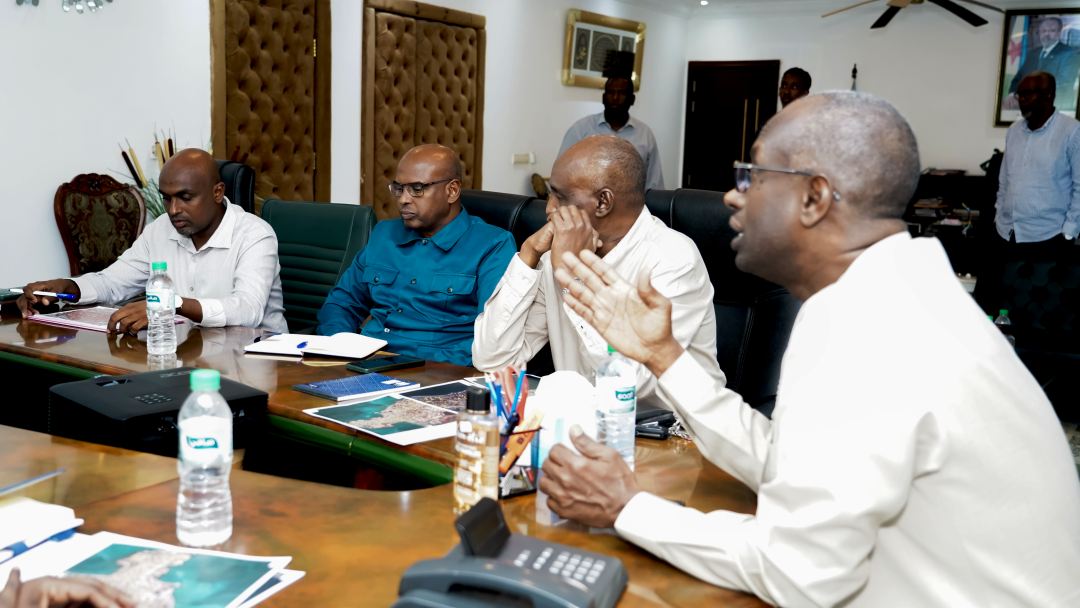 Le Ministre de l’Intérieur prépare l’arrivée de nouveaux camions de ramassage des ordures