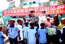 Un geste d’amitié pour la rentrée : la base chinoise offre des fournitures scolaires aux élèves du Quartier 5