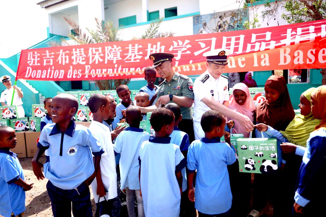 Un geste d’amitié pour la rentrée : la base chinoise offre des fournitures scolaires aux élèves du Quartier 5