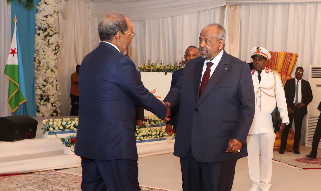 Le Président somalien décore son homologue djiboutien Ismaïl Omar Guelleh : Un hommage solennel à l’artisan de la paix d’Arta