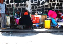 Retour dans nos souvenirs d’enfance : Les vendeuses devant les écoles