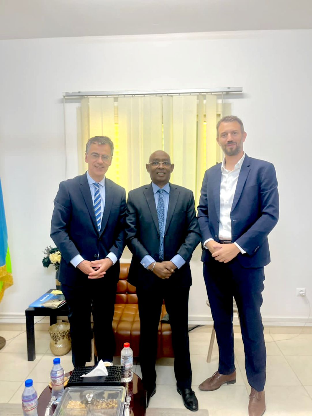 Le Ministre de la Décentralisation et l’Ambassadeur de France renforcent le partenariat pour le développement régional