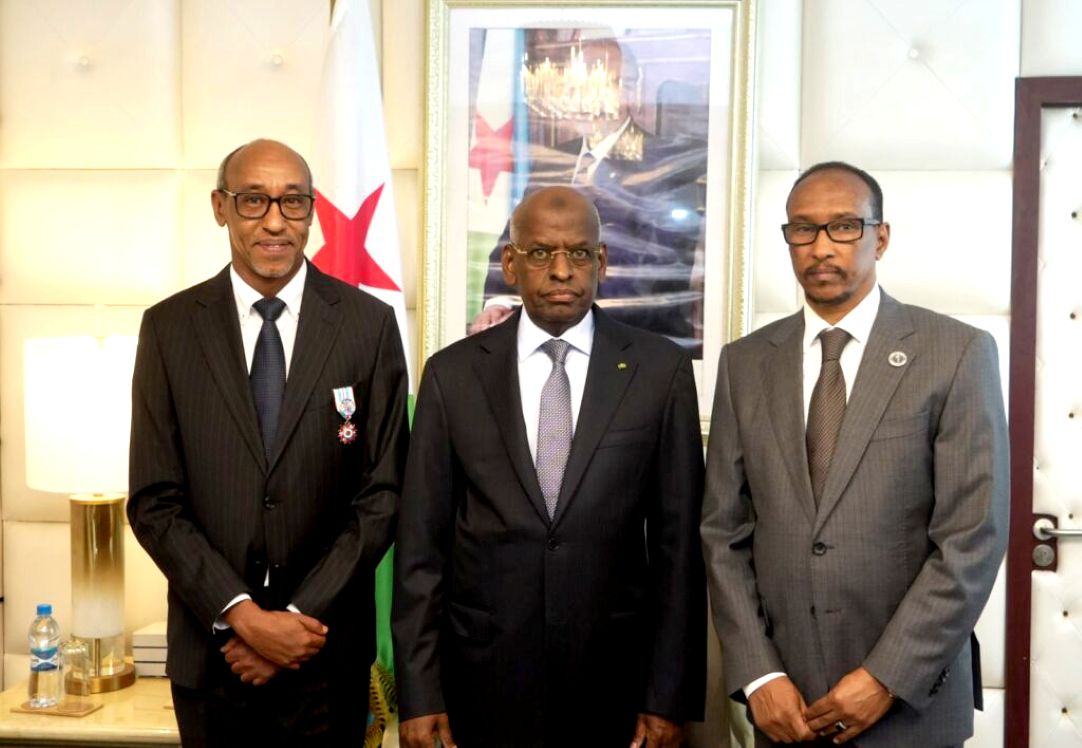 Le Premier ministre élève M. Osman Abdi Mohamed au grade d’Officier de l’Ordre national du 27 Juin
