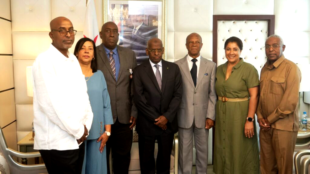 Le Premier ministre décore le Professeur Miguel Gómez Cruz, chef de la brigade médicale cubaine à Djibouti