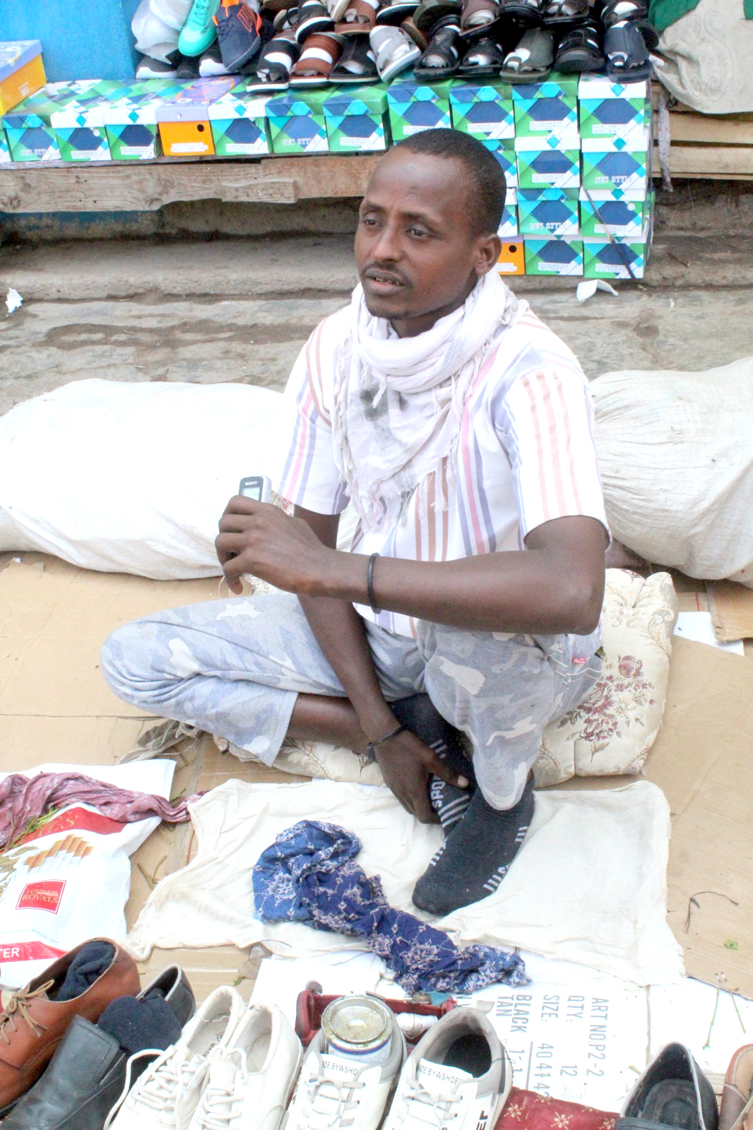 Rubrique Un Jour Un Métier Le savoir-faire d’Abdillahi : un cordonnier au cœur de la ville
