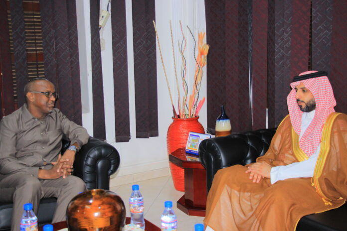 Le ministre de la Communication reçoit le nouvel ambassadeur d’Arabie Saoudite (1)