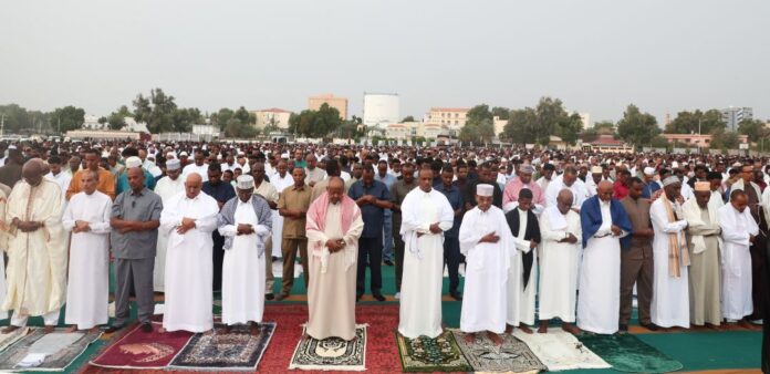 A LA UNE Le Président Guelleh accomplit la prière de l’Aïd al-Fitr au milieu de ses compatriotes (2)