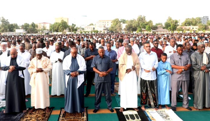 Le Président Guelleh s’acquitte de la prière de l’Aid Al-Adha (2)