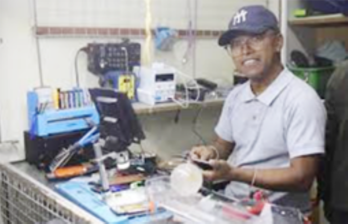 REPARATEUR DE TELEPHONE (2)